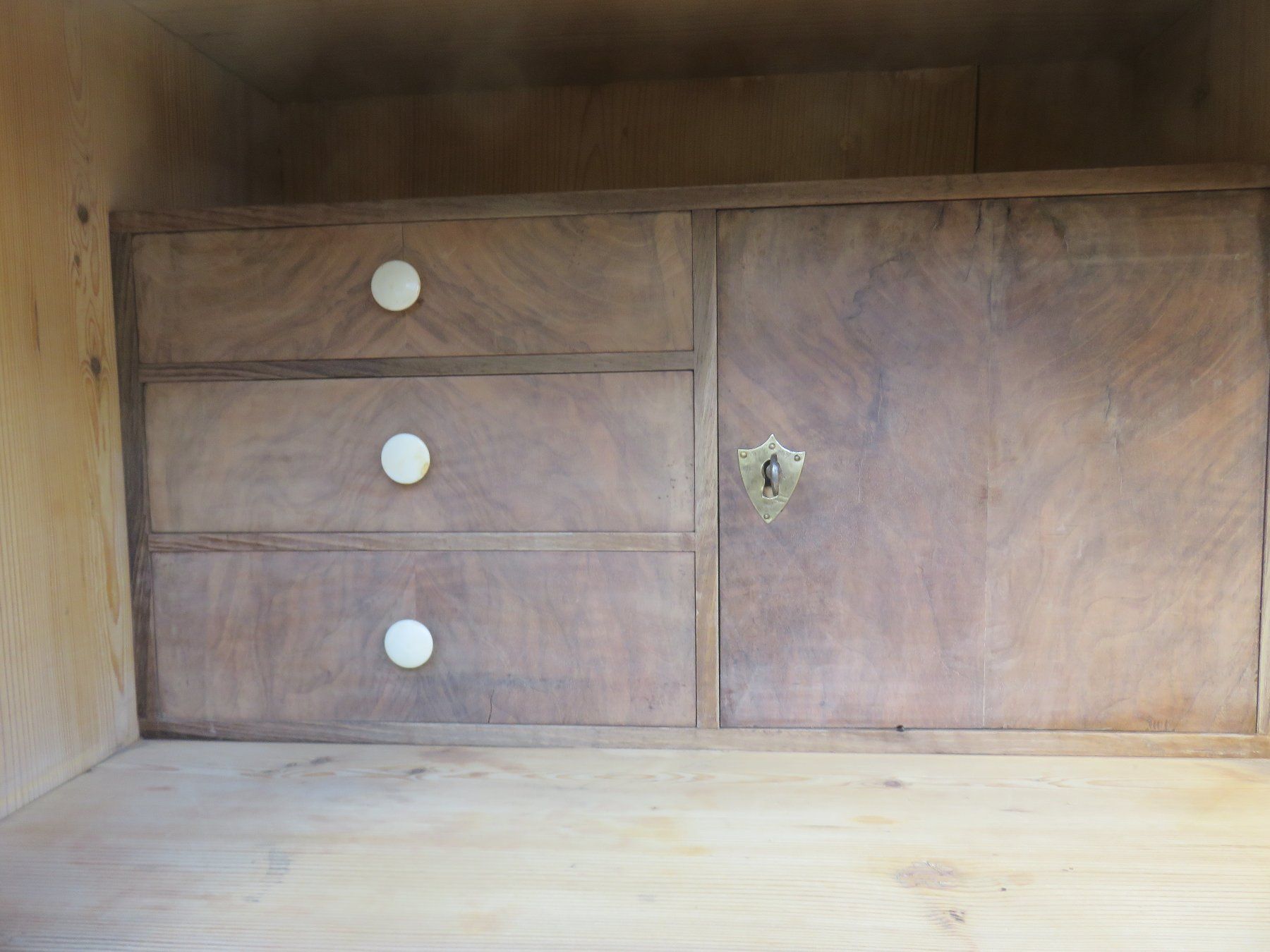 Armadi: antiker Biedermeier-Tannenschrank – Usato da Ruswil venduto da Mfladibus 2