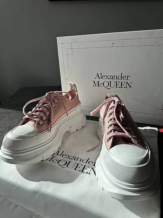 Alexander Mcqueen Scarpe da uomo: Alexander McQueen - Tread Slick - Taille 40 – Nuovo e nell'imballaggio originale da Penthaz venduto da Loupuce