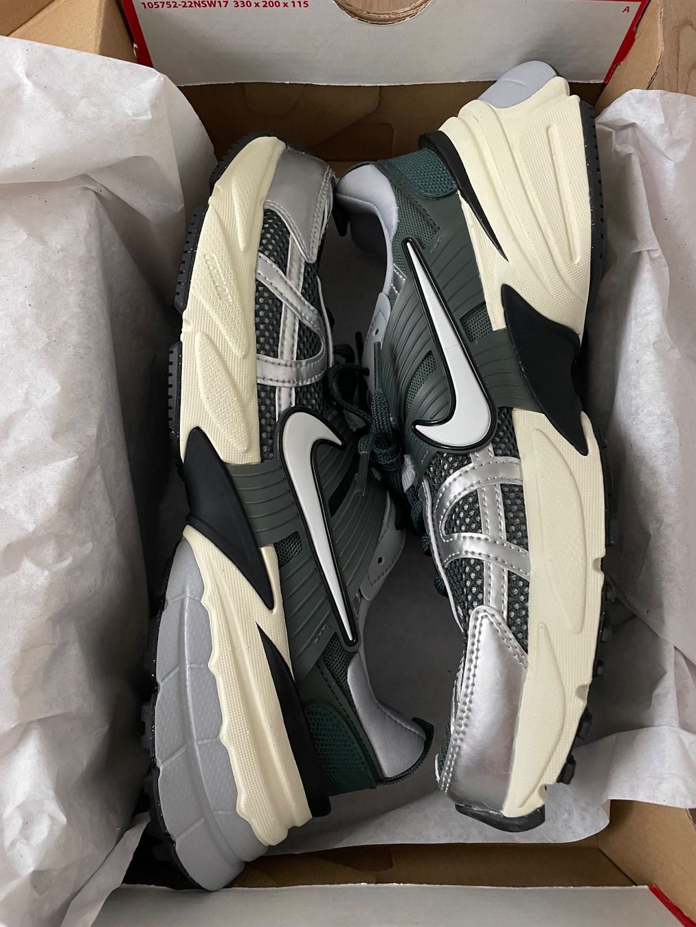 Nike Scarpe da uomo: Nike Turnschuhe V2K RUN Gr. 41 NEU – Nuovo (secondo la descrizione) da Waltenschwil venduto da hansnine 6