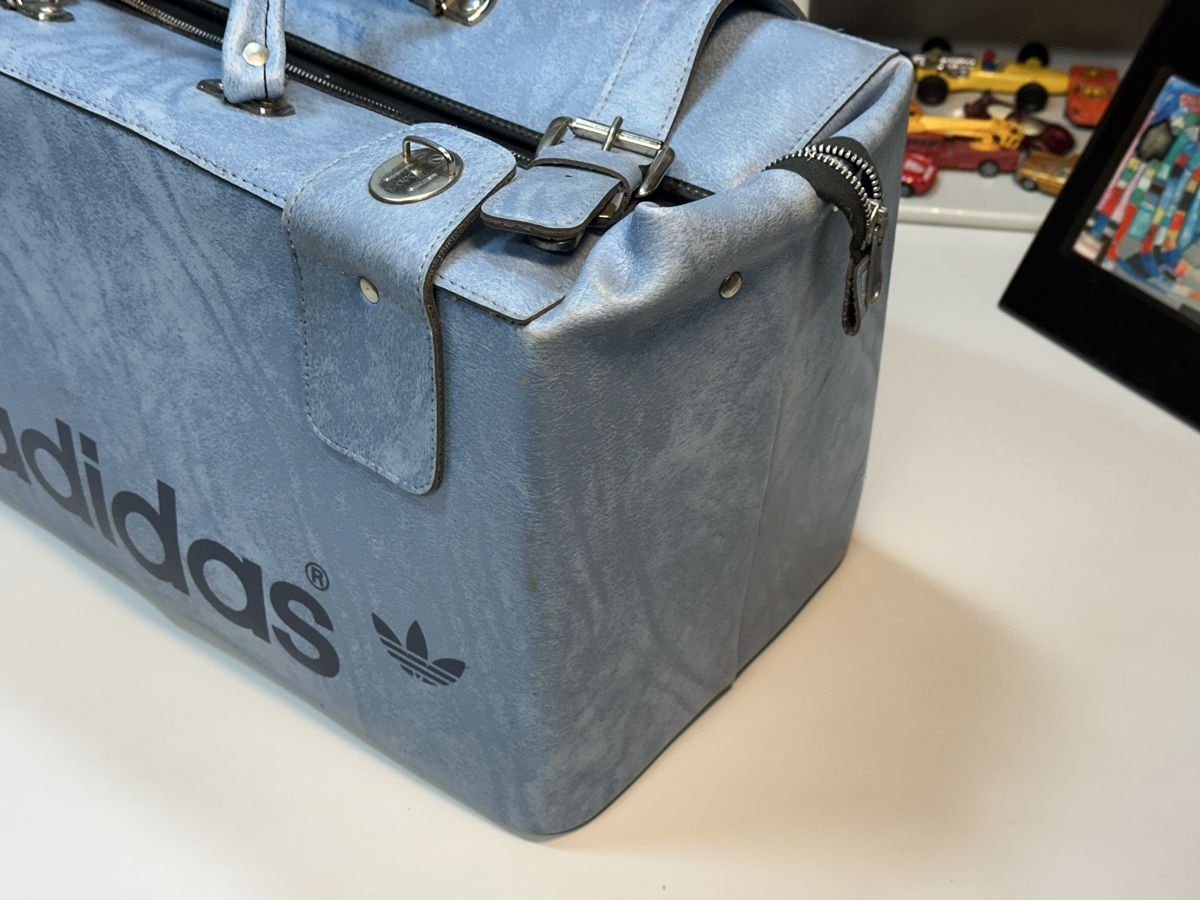 Adidas Taschen: Adidas Tasche hellblau Vintage – Gebraucht aus Wädenswil von HobbyZimmer 7