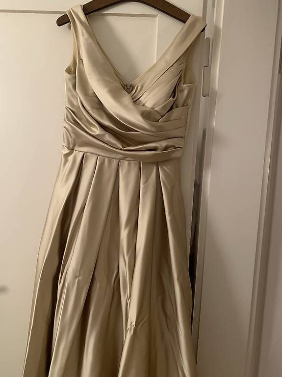 Kleider: Goldiges Kleid – Gebraucht aus stgallen von vino62