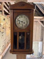 Wanduhr aus Holz mit Pendel