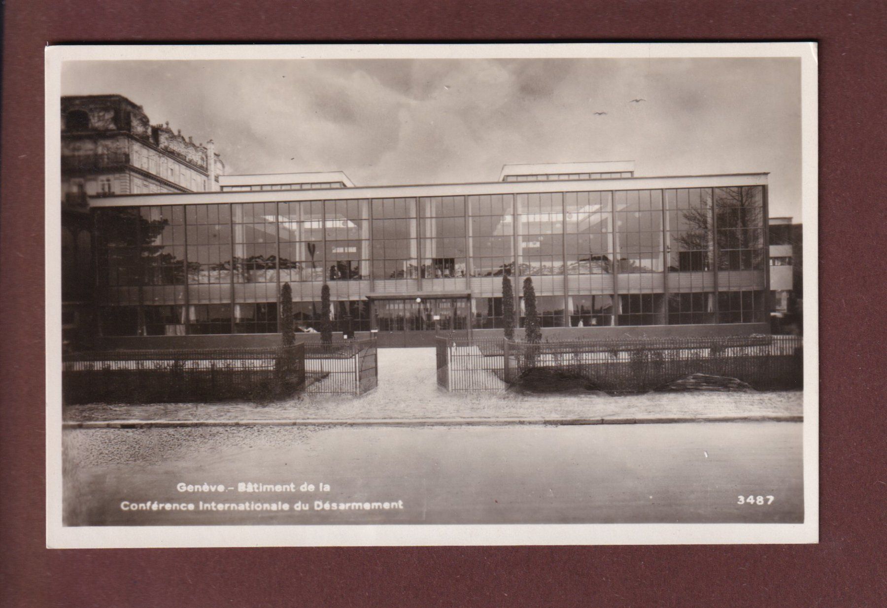 Cartoline postali: GENEVE - Bâtiment Conférence du Désarmement – Usato da Pully venduto da nicecards