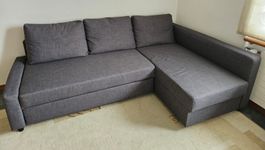 Graues Ecksofa mit Schlaffunktion - Gemütlich!