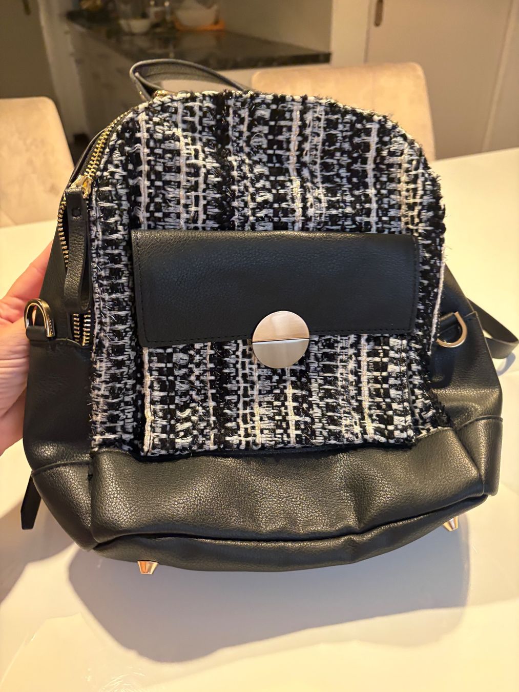 Rucksäcke: Rucksack Damen Tweed Lederoptik Schwarz mit Gold Details – Gebraucht aus Basel von Tierschutz-Flohmi