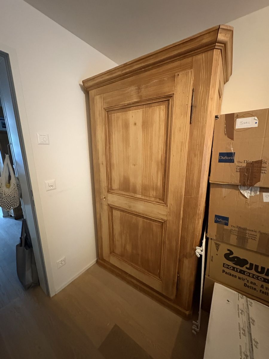Schränke: Antiker Massiv-Holzschrank – Gebraucht aus Basel von WestJ 1