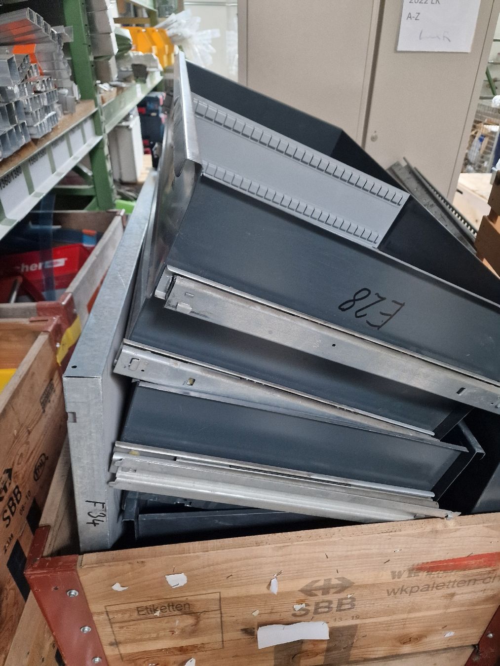 Scaffali: 3x Lagergestell aus Metall Ab 1.- – Usato da Umiken venduto da rolex80 2