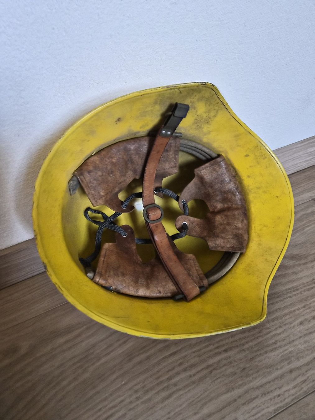 Pompieri: Casque de pompier jaune avec intérieur en cuir usagé – Usato da La Joux FR venduto da car_ck96 3