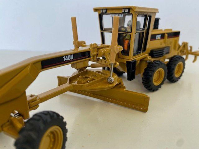 Caterpillar Kit di modellismo & Modellini statici: Metall Modell CAT 140H Motor Greader 1/50 – Nuovo e nell'imballaggio originale da Urtenen-Schönbühl venduto da Fly67 3