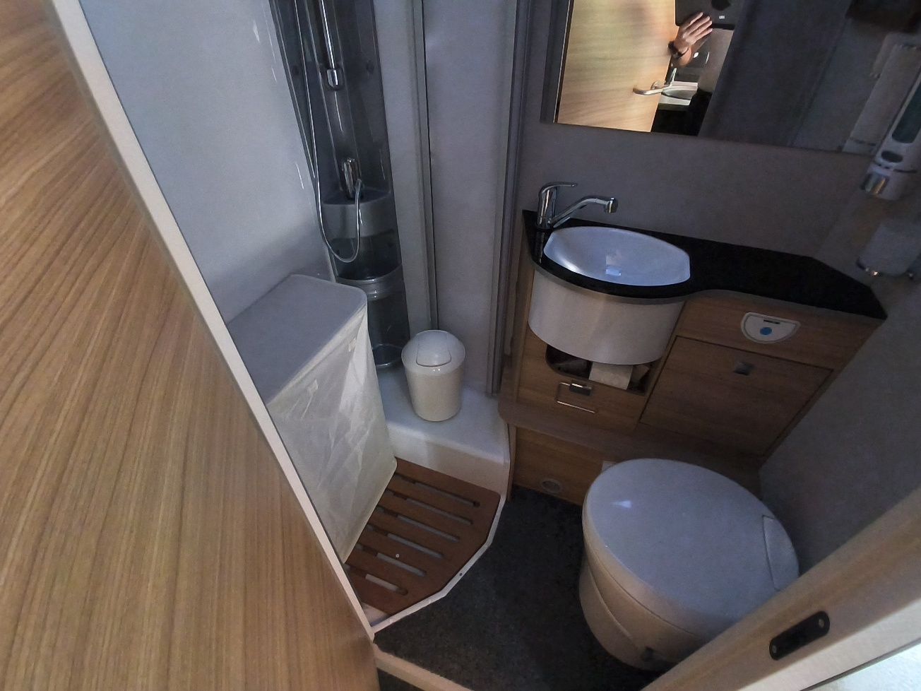 Veicoli da campeggio: Dethleffs Globebus i GT 9G Automatik  – Nuovo (secondo la descrizione) da Reinach AG venduto da son_6trr 7