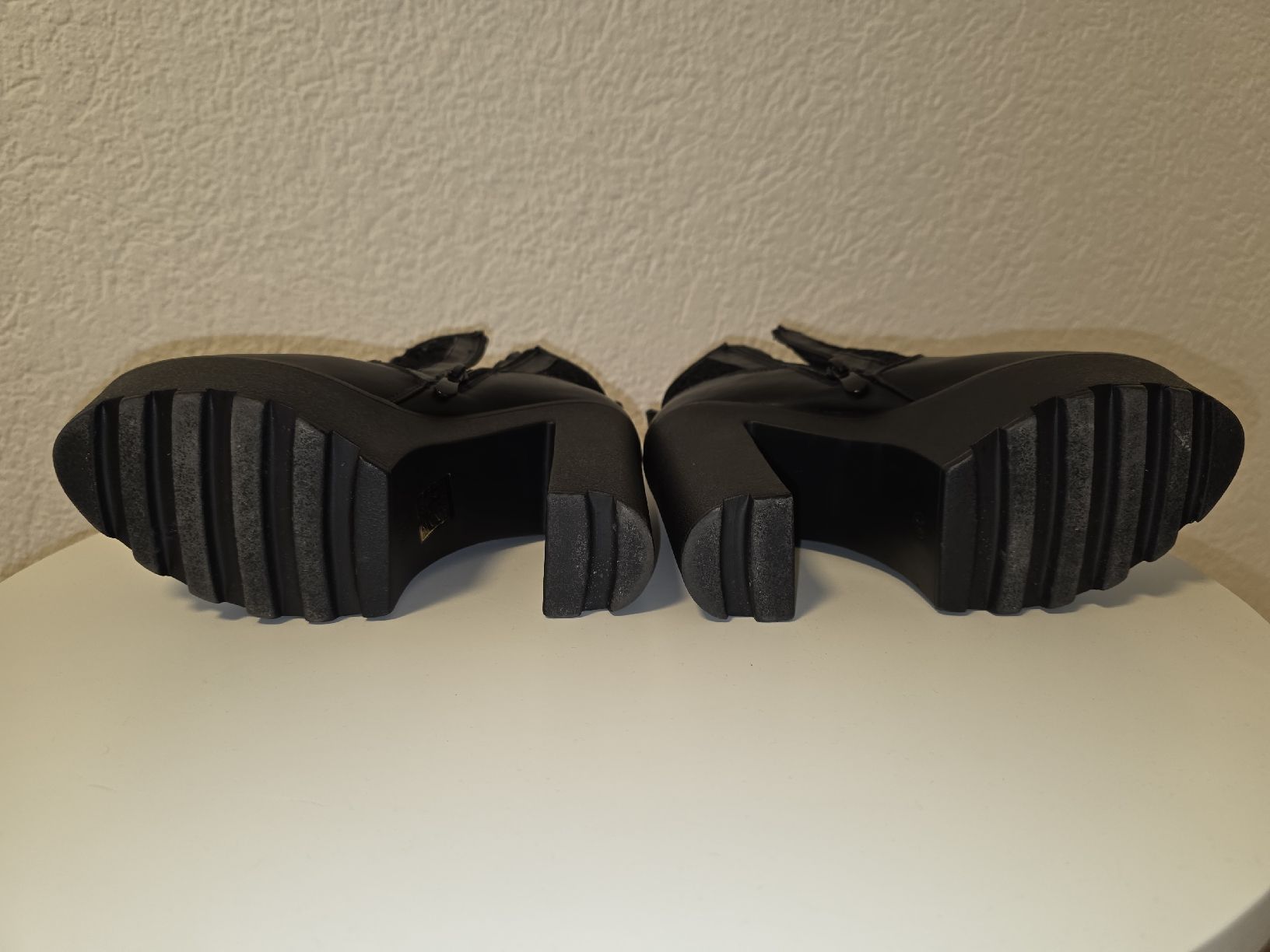 Scarpe da donna: Schwarze Stiefeletten mit Absatz, Gr. EU38 – Usato da Messen venduto da ste_bsk5 2