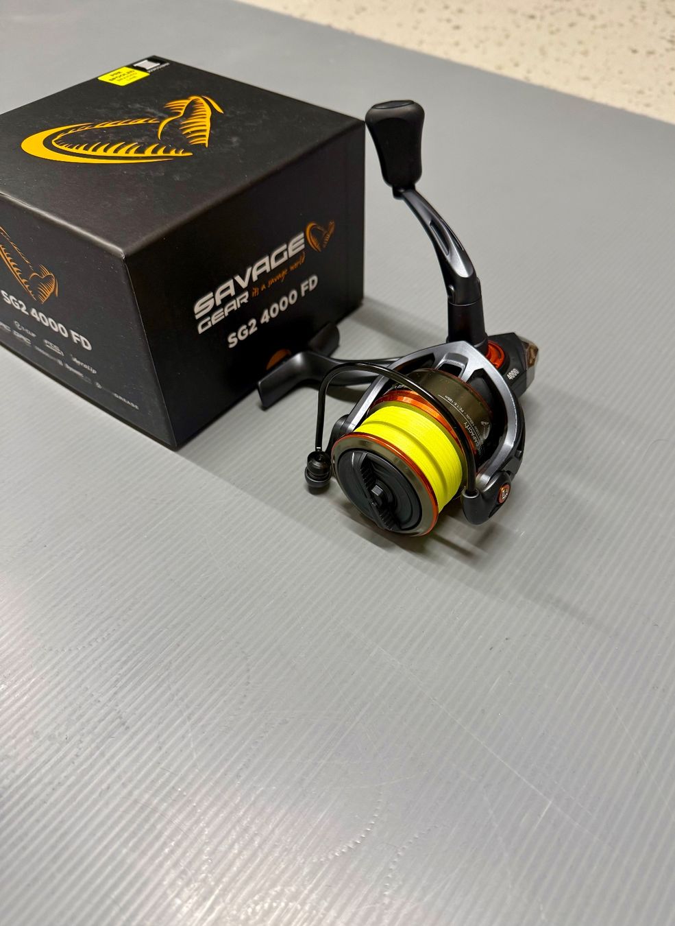 Tamburi & Mulinelli: Savage Gear SG2 4000 FD Spinnrolle – Nuovo e nell'imballaggio originale da Trimbach venduto da duri.. 1