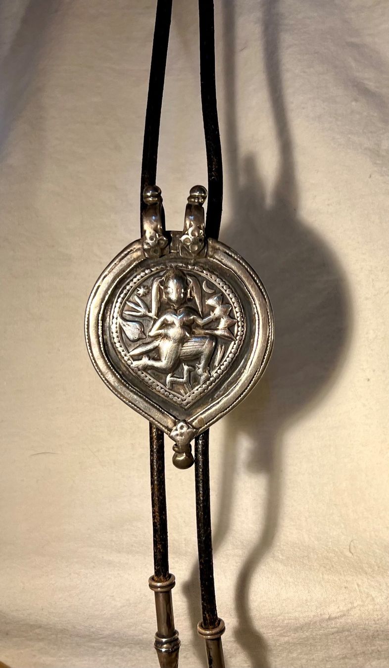 Cravatte: Cravate bolo argent et cuir, ancien – Usato da Genève venduto da DELIRBEADS