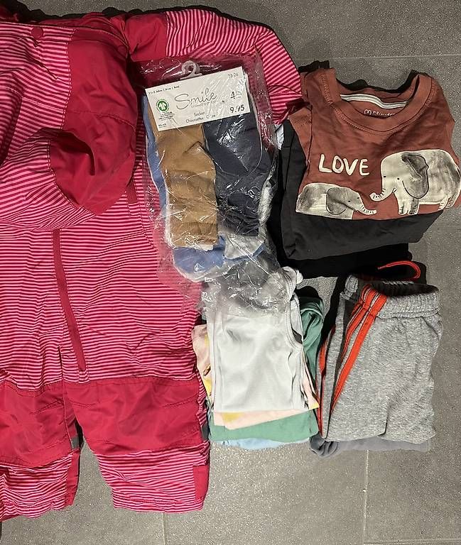 Lotti & Set di vestiti: Kleiderpaket Gr 86 – Usato da Oberwangen TG venduto da Samantha.Shirai