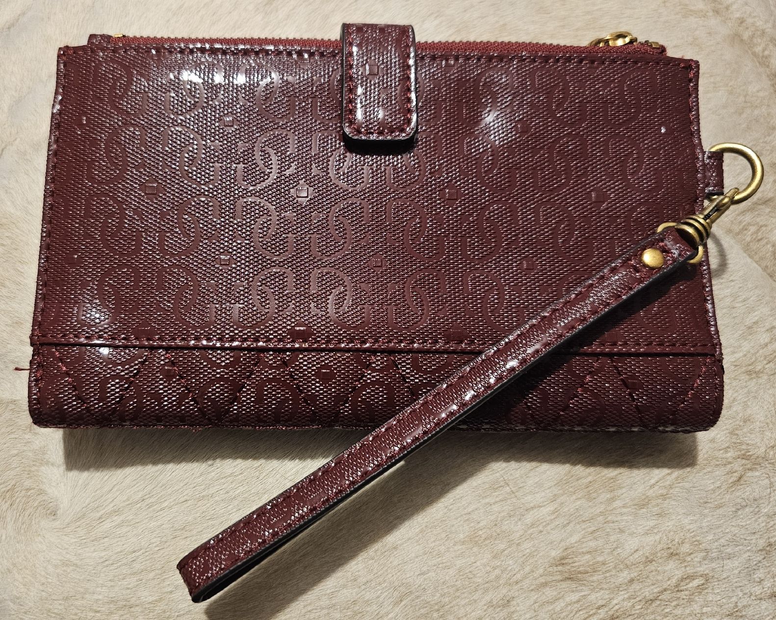 Guess Portamonete: Portefeuille GUESS bordeaux matelassé - Élégant et compact. – Nuovo e nell'imballaggio originale da HENNIEZ venduto da mjm_vp6n 1