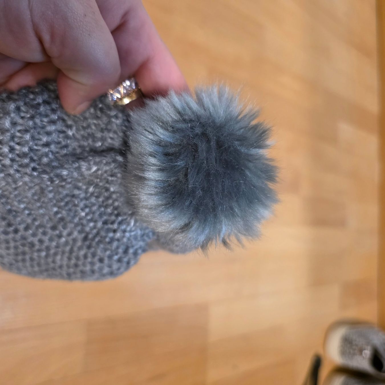 H&M Copricapi, berretti & cappellini: H&M Mütze grau mit Bommel One Size – Usato da Wald ZH venduto da CapLux 2