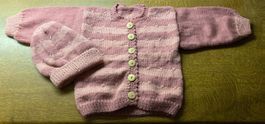 Selbstgestricktes farbiges Jäckchen mit Mütze für Kleinkind