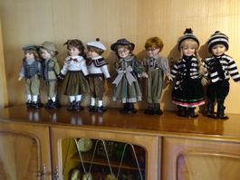 Set aus 8 Sammler Ständer Porzelanpuppen