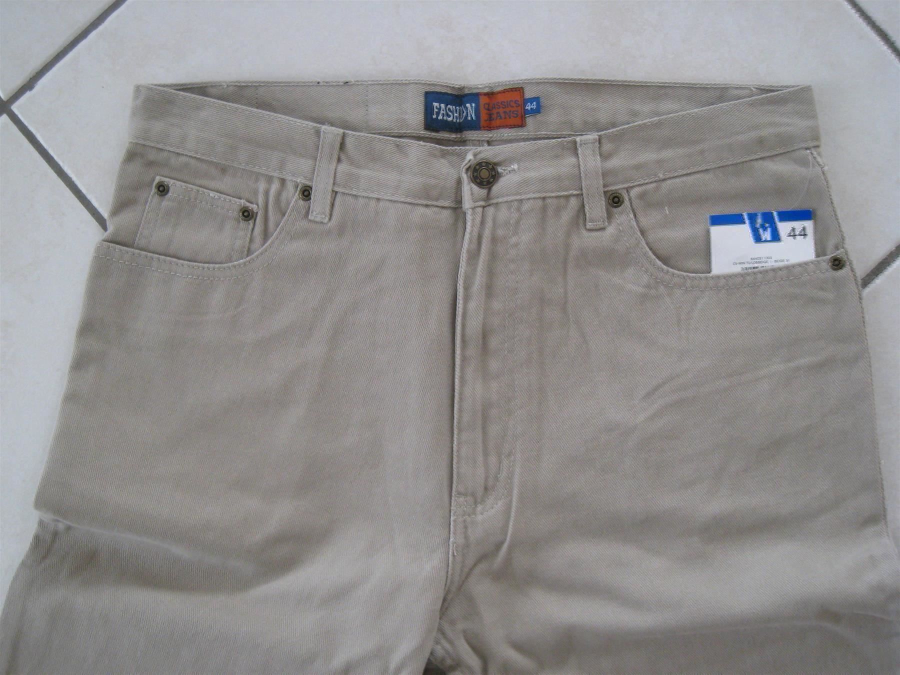Jeans: ***** Jeans - T44 - Neu – Nuovo e nell'imballaggio originale da Villaz-St-Pierre venduto da Ubid 1