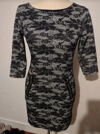 Robe moulante dentelle noire 3/4 manches bon état