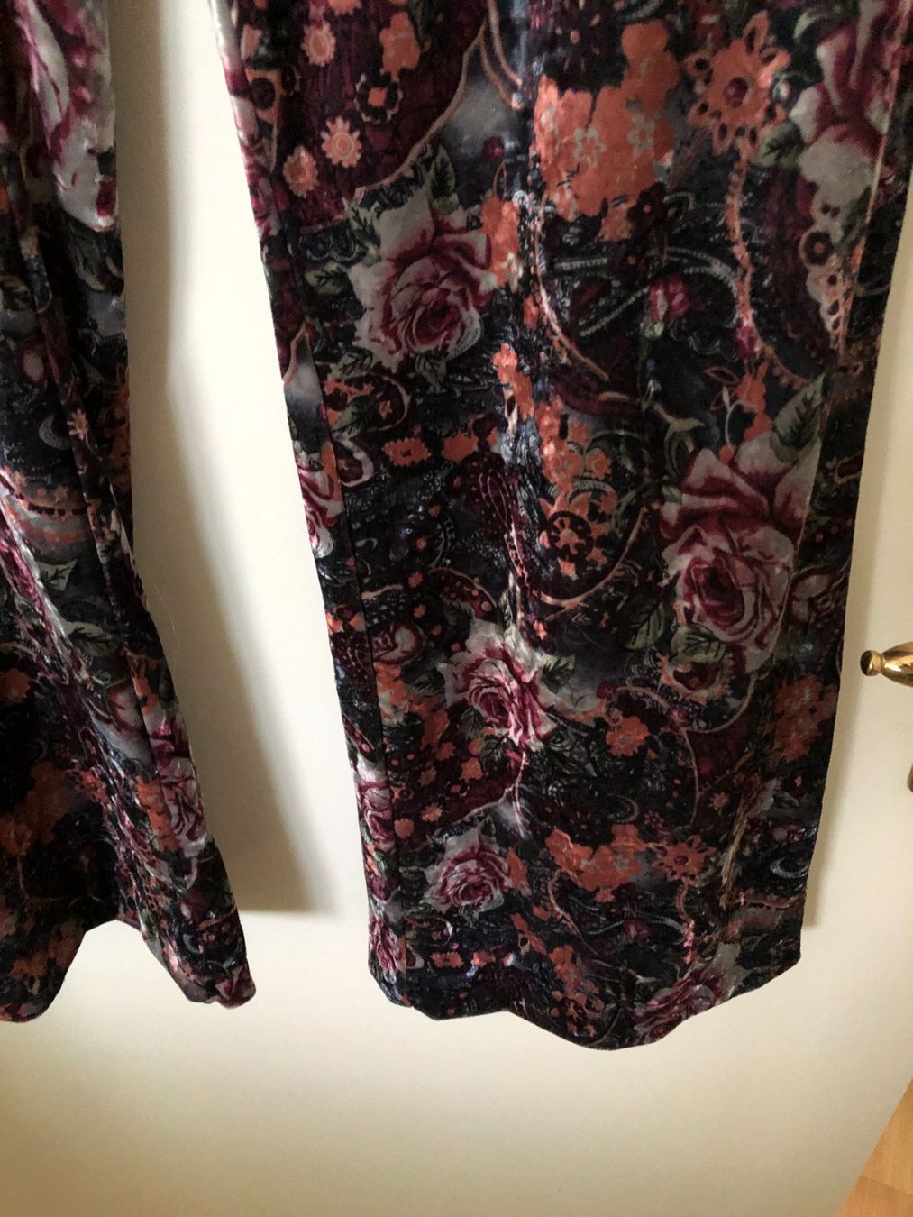 Pantaloni: Samthose mit Blumenmuster, Gr. 44, Herbst/Winter Top! – Usato da Arlesheim venduto da OmnIa55 1
