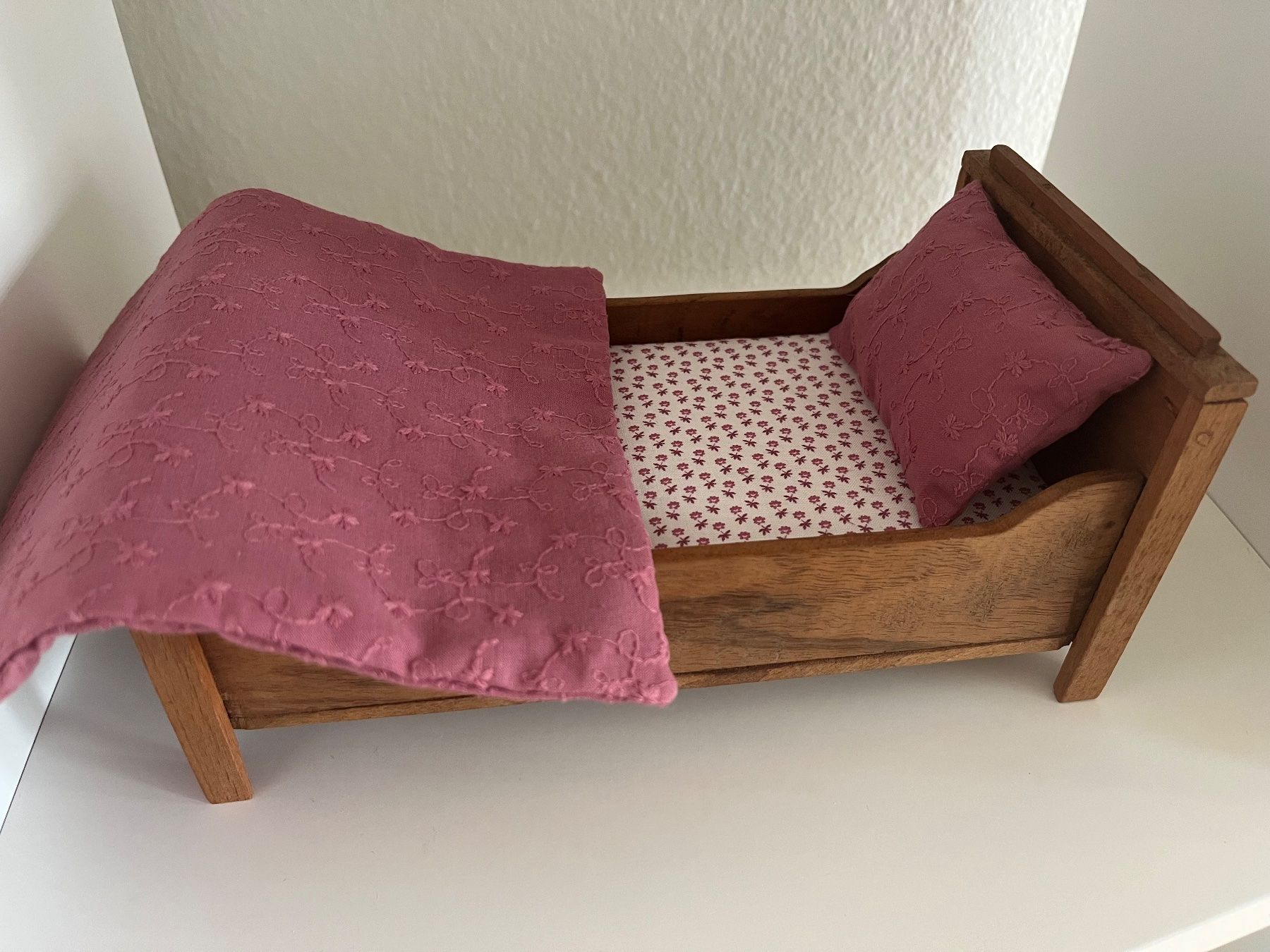 Giocattoli: Antikes Puppenbettchen/Barbie-Bett – Usato da Zürich venduto da JanaC
