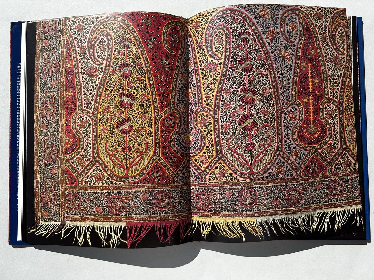 Bücher: CACHEMIRE: Kunst & Geschichte der Schals Kaschmir Textil – Gebraucht aus Zürich von Coffeetable88 5