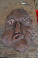 Holzmaske, handgeschnitzt