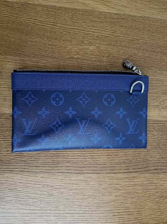 Louis Vuitton Borse: Louis Vuitton Taiga Pochette – Usato da Remigen venduto da noa_z5fb 1