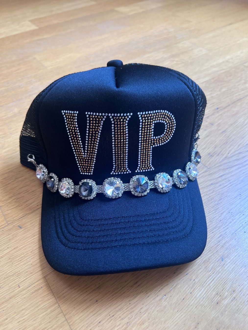 Hüte, Mützen & Caps: Iconic Black VIP Cap – Neu (gemäss Beschreibung) aus Zürich von John_777