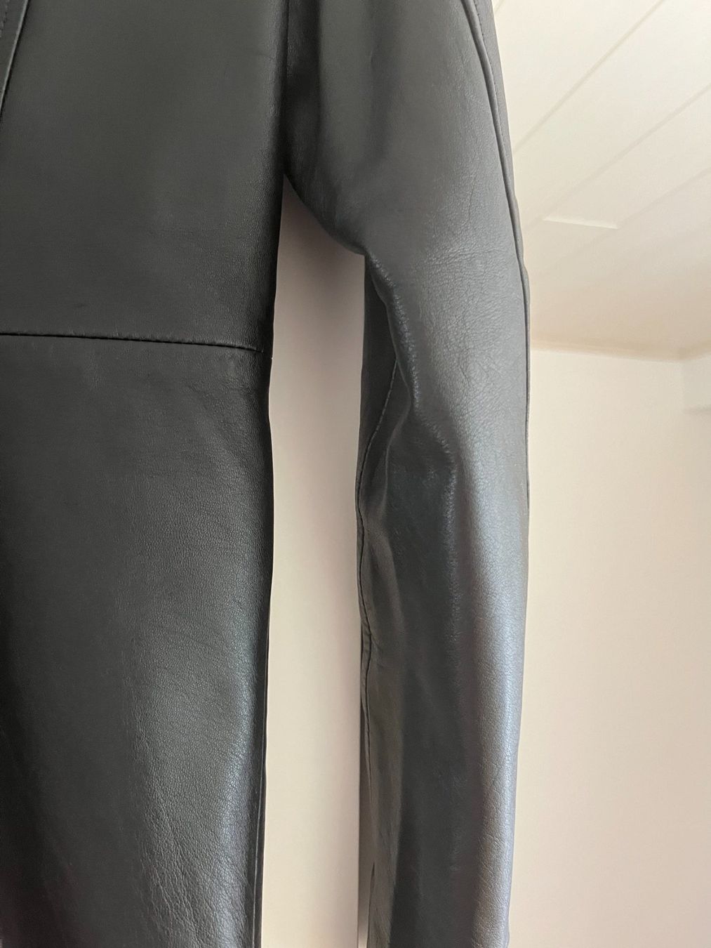 Giacche: Schwarze Lederjacke mit Innenfutter, Grösse S – Nuovo (secondo la descrizione) da Baar venduto da Aatina 2