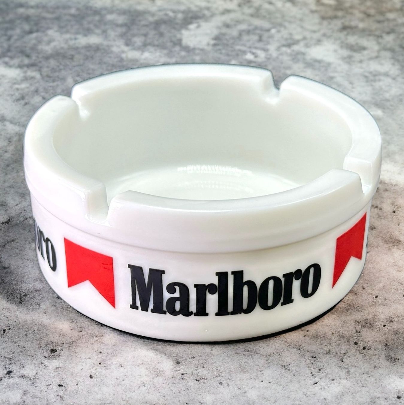 Marlboro Portacenere: Cendrier Marlboro en opaline blanche – Usato da Morges venduto da deco.vintage
