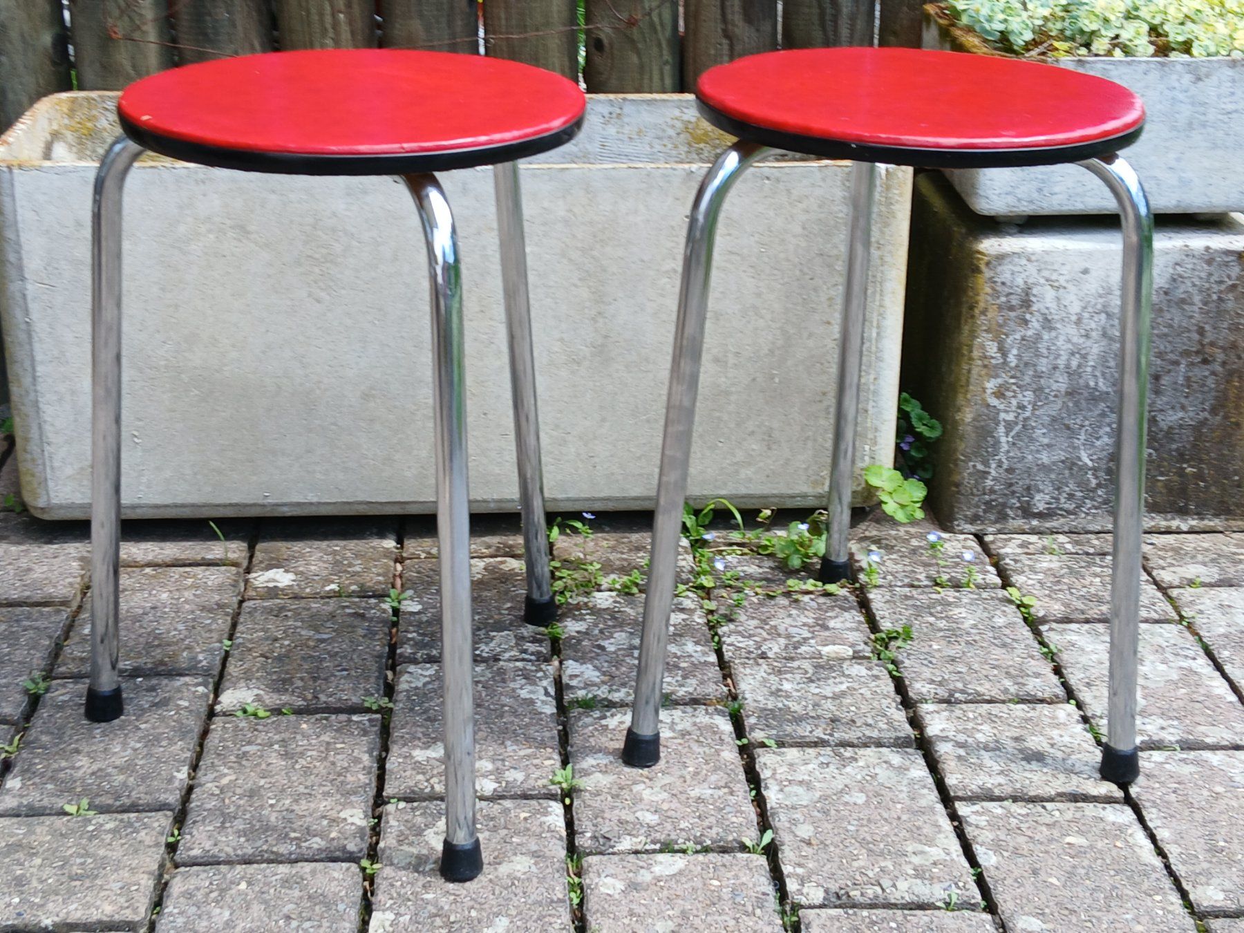 Sgabelli: 1 Paar alte Dreibeinhocker – Usato da Zumikon venduto da Vollvintage 4
