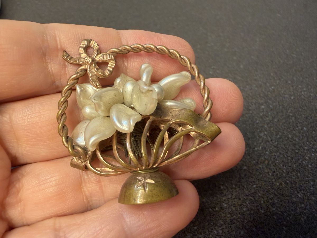 Broches & Aiguilles: Vintage Brosche in Form eines Blumenkorbs – D'occasion à Lamone par LaCantinaMagica 1