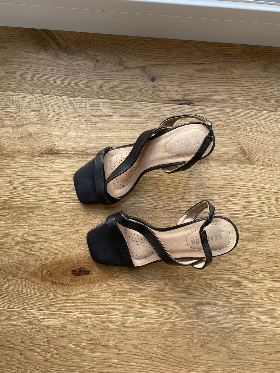Scarpe da donna: Elegante Absatzschuhe mit flacher Spitze – Usato da Willerzell venduto da sandiesch 1
