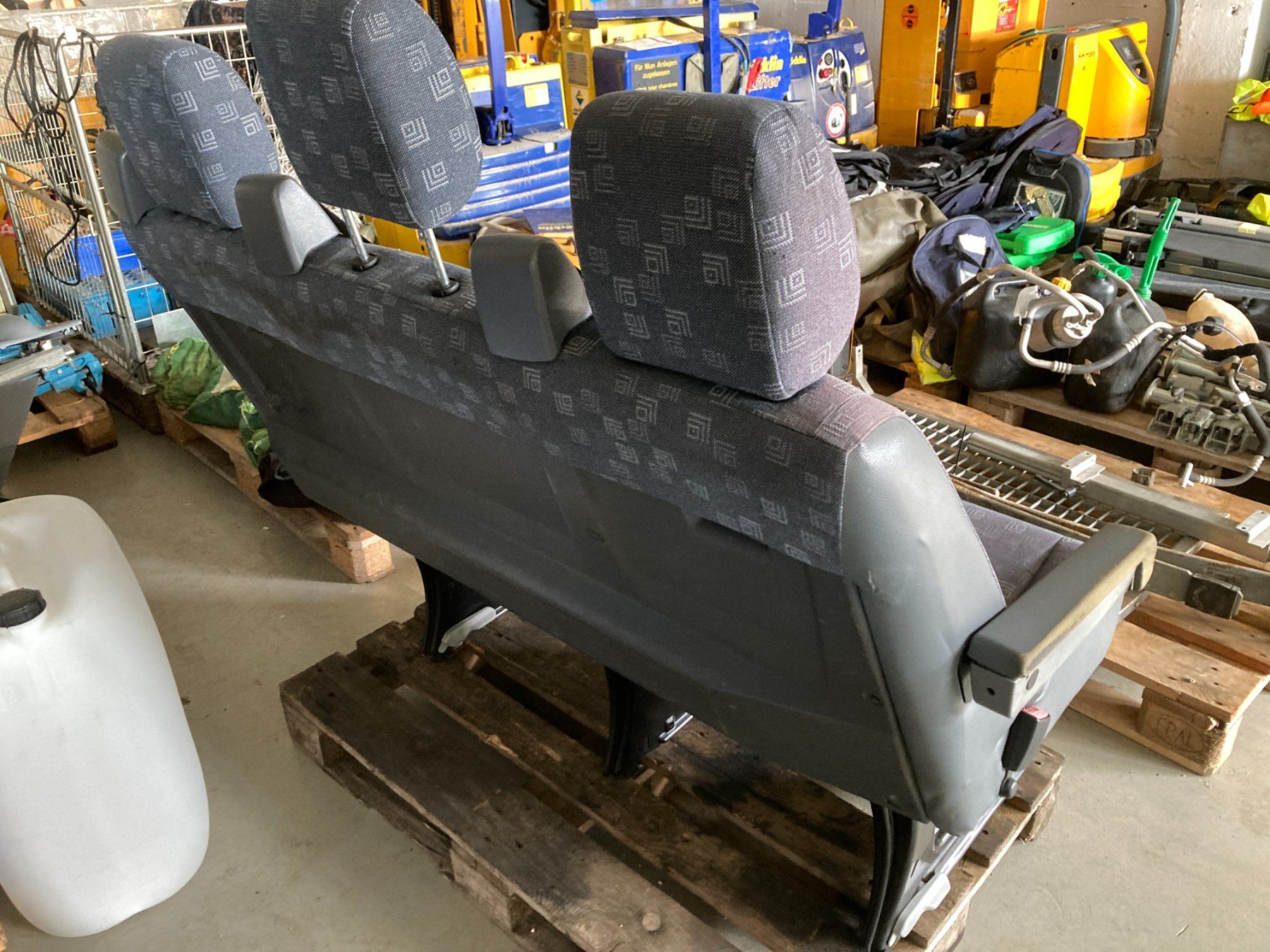 Mercedes-Benz Tutti pezzi di ricambio auto: Mercedes Benz Sprinter 903 Sitzbank 3er – Usato da Cham venduto da WB2223 1