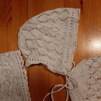 4 Kinderkäppchen - 3 kunstgestrickt eines mit Spitzen