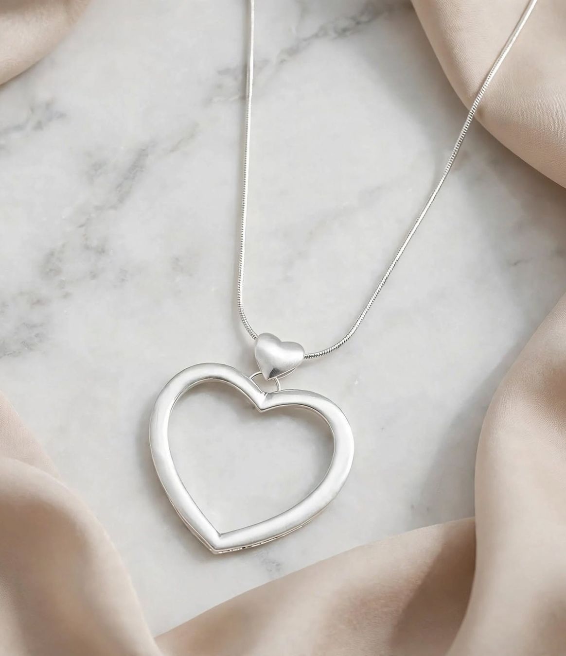 Catenine: Collana lunga con ciondolo a forma di cuore colore argento – Nuovo (secondo la descrizione) da Giubiasco venduto da Stefaniav