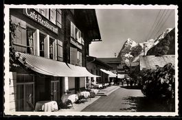 Foto-AK Mürren, Straßenpartie mit Eiger u Mönch