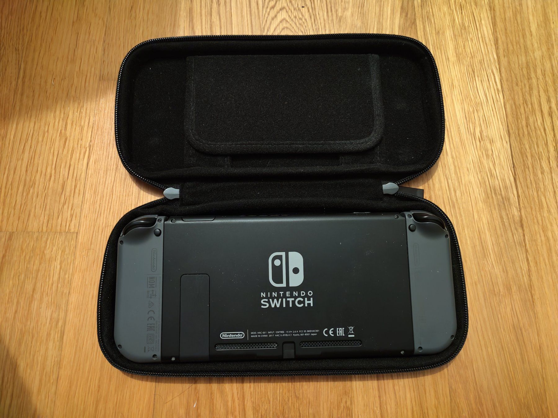 Nintendo Console: Switch Noir avec accessoires + protection écran + étui – Usato da Le Mont Sur Lausanne venduto da Falzar 1