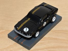Johnny Lightning Shelby Mustang schwarz/gold mit BDR-Chassis