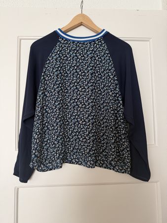 Bluse mit Blumenmuster & abgesetzten Ärmeln
