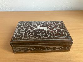 Antike Kupfer Schatulle Dose mit Silber Intarsien und Figur