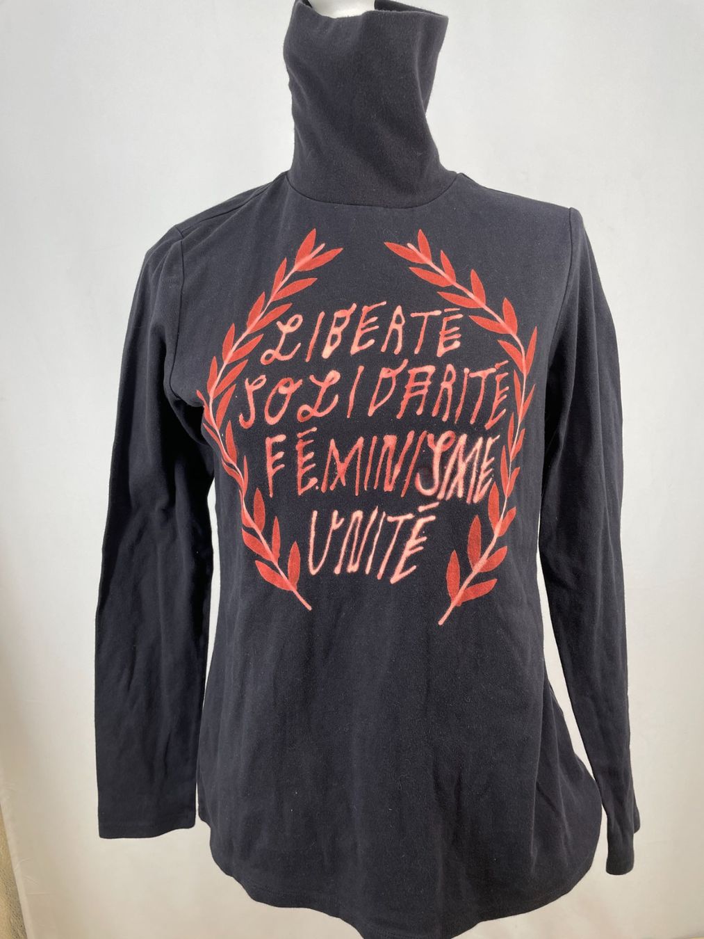 Tops: BRASS ARROW Pull  "féministe" noir/javel texte – Gebraucht aus Lausanne von PlusValue_Lausanne