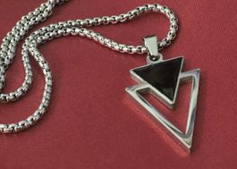 Collana con ciondolo triangolo argento acciaio inox uomo