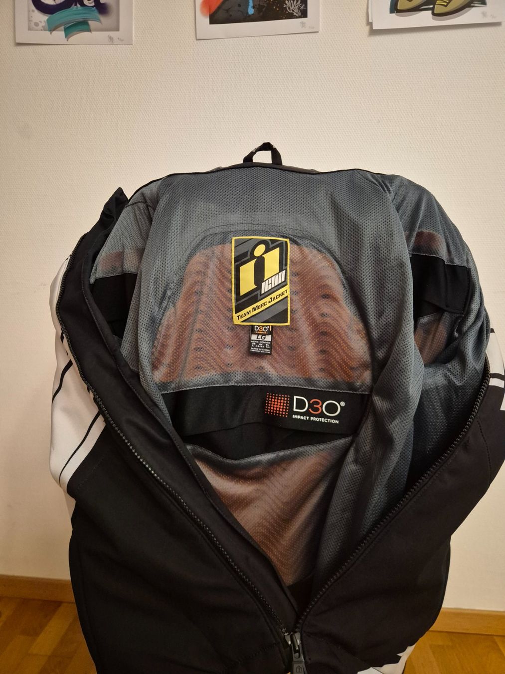 Icon Giacche: Icon Team Merc Jacket – Nuovo (secondo la descrizione) da Brunnen venduto da skiingislife 2