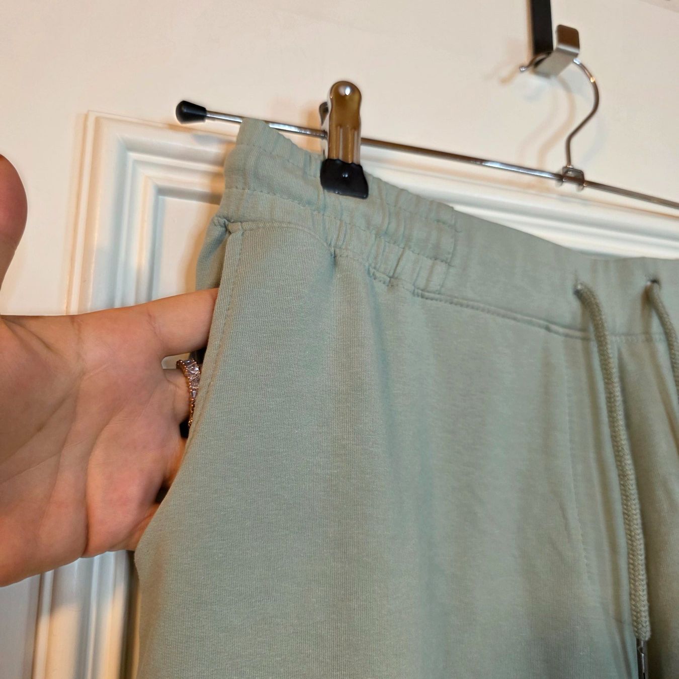 Pantaloni: Mintgrüne Jogginghose Größe XL – Usato da Wald ZH venduto da CapLux 3