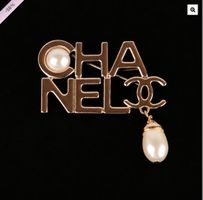 Broche dorée à perles Chanel