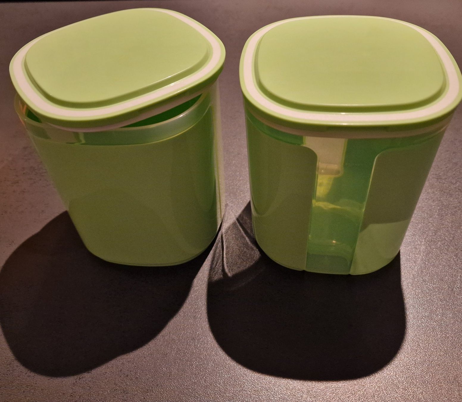 Tupperware Contenitori & Simili: Tupperware 2 x Aufbewahrungsbehälter hellgrün / weiss – Usato da Wohlen AG venduto da alphons31