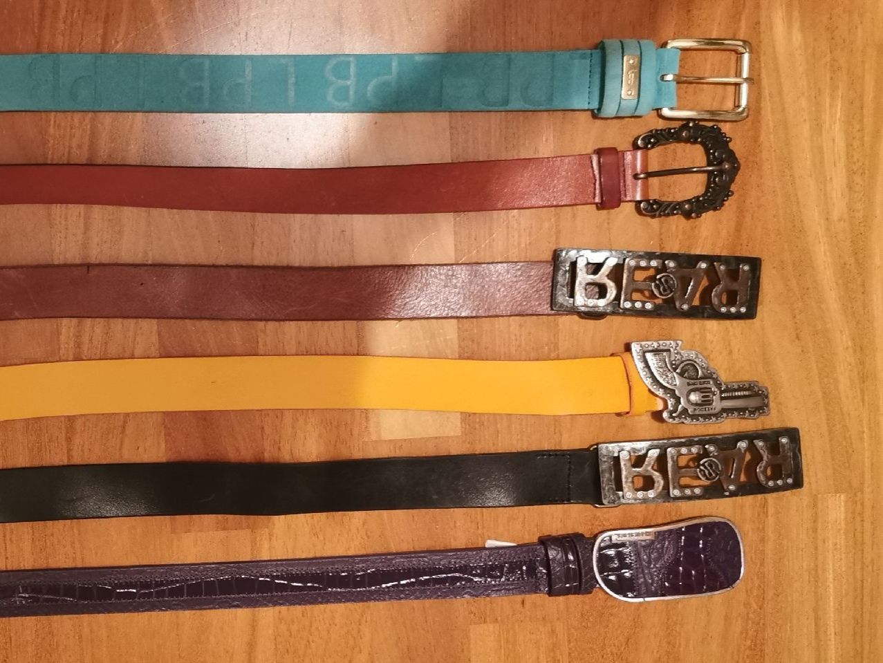 Gürtel: 6 ceintures de marque, cuir, 90. 95 cms. Valeur plus de 1000 – Neu (gemäss Beschreibung) aus Aïre von charelgva